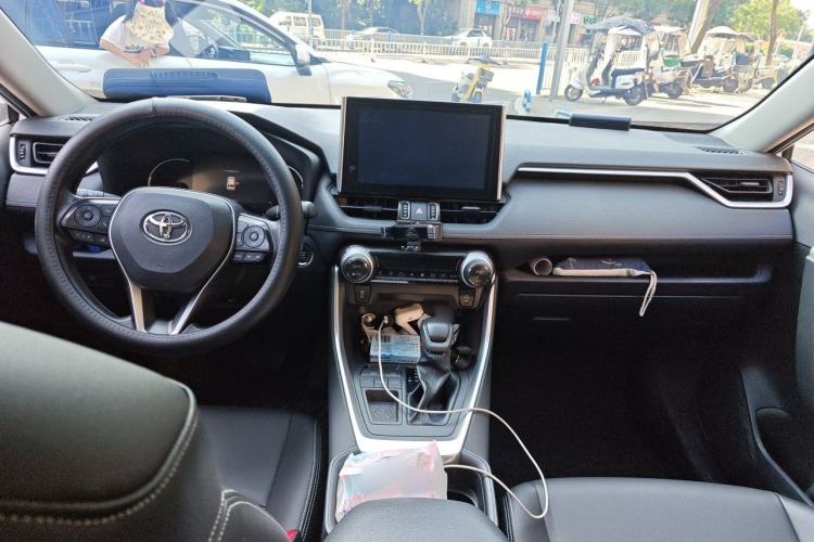 Used Toyota RAV4 2021 2.0L CVT Two-Wheel Drive Fashion Edition Center Console