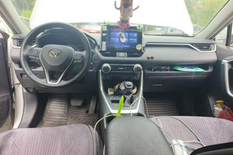 Used Toyota RAV4 2021 2.0L CVT Two-Wheel Drive Fashion Edition Center Console
