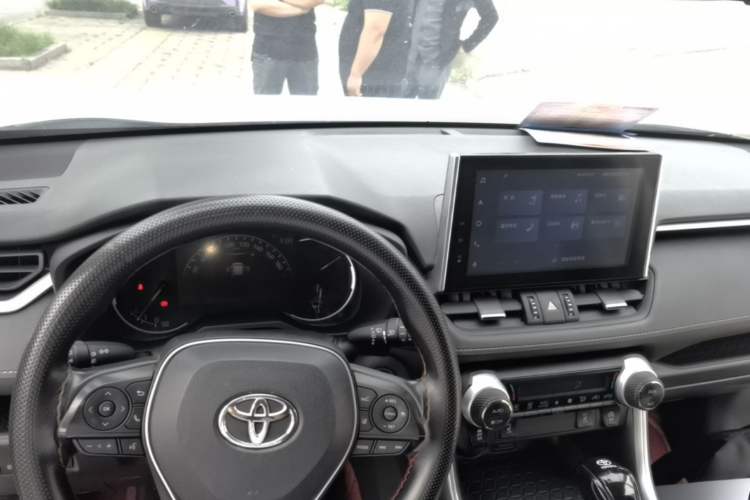 Used Toyota RAV4 2021 2.0L CVT Two-Wheel Drive Fashion PLUS Edition Center Console