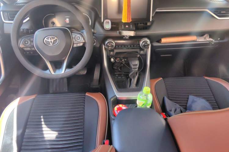 Used Toyota RAV4 2021 2.0L CVT Two-Wheel Drive Fashion Edition Center Console