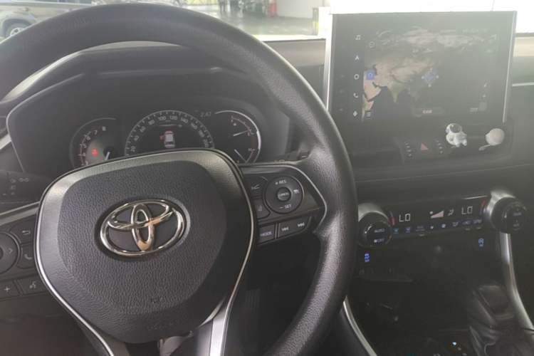 Used Toyota RAV4 2021 2.0L CVT 4x4 Trend Edition Center Console