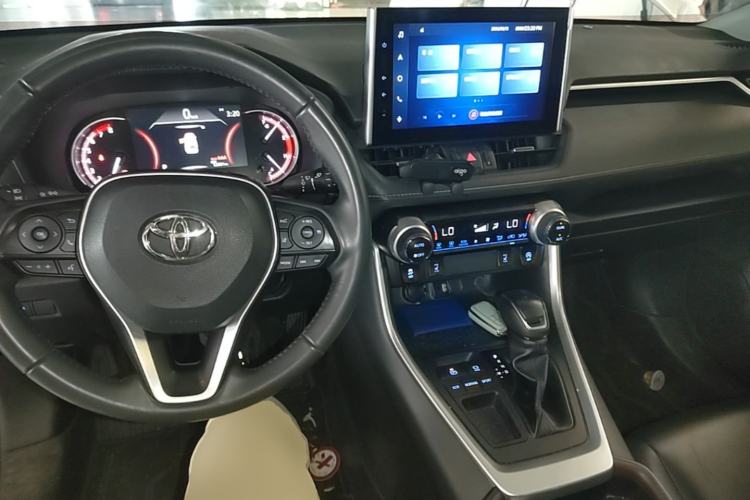 Used Toyota RAV4 2021 2.0L CVT Two-Wheel Drive Fashion PLUS Edition Center Console