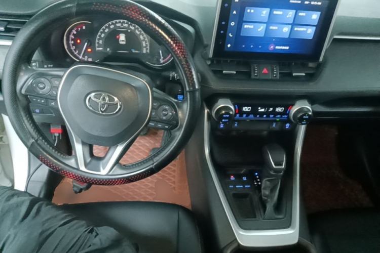 Used Toyota RAV4 2021 2.0L CVT Two-Wheel Drive Fashion PLUS Edition Center Console