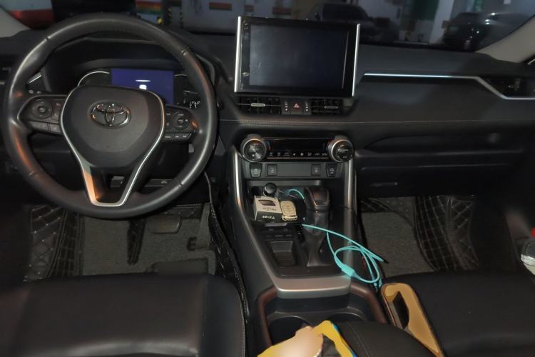 Used Toyota RAV4 2021 2.0L CVT Two-Wheel Drive Fashion PLUS Edition Center Console