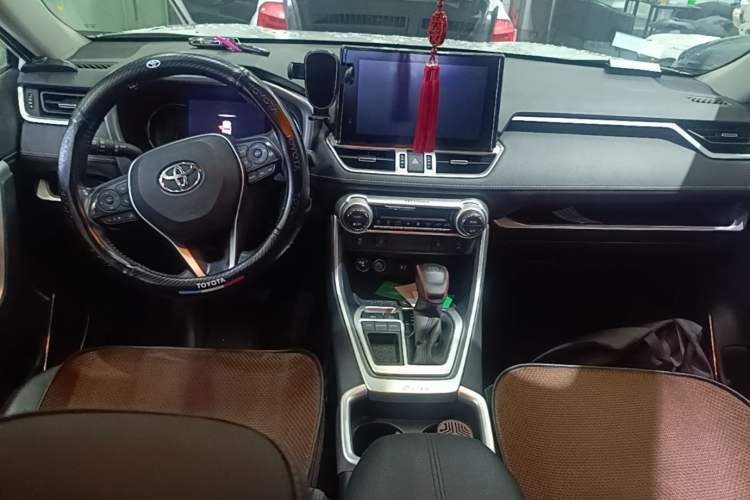 Used Toyota RAV4 2021 2.0L CVT Two-Wheel Drive Fashion PLUS Edition Center Console