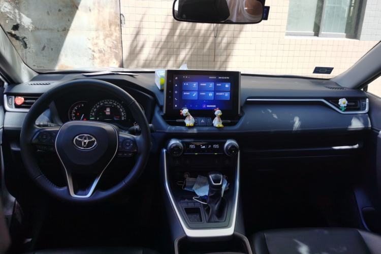 Used Toyota RAV4 2021 2.0L CVT Two-Wheel Drive Fashion PLUS Edition Center Console
