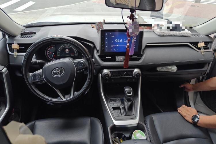 Used Toyota RAV4 2021 2.0L CVT Two-Wheel Drive Fashion PLUS Edition Center Console