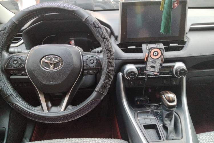 Used Toyota RAV4 2021 2.0L CVT Two-Wheel Drive Fashion PLUS Edition Center Console