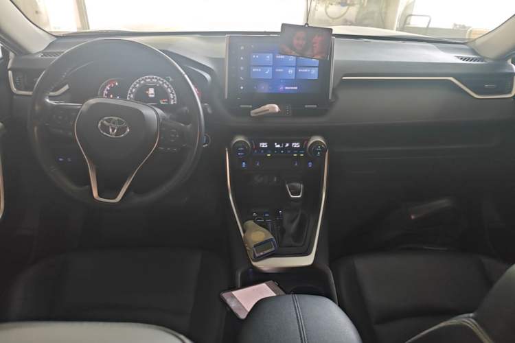 Used Toyota RAV4 2021 2.0L CVT Two-Wheel Drive Fashion PLUS Edition Center Console