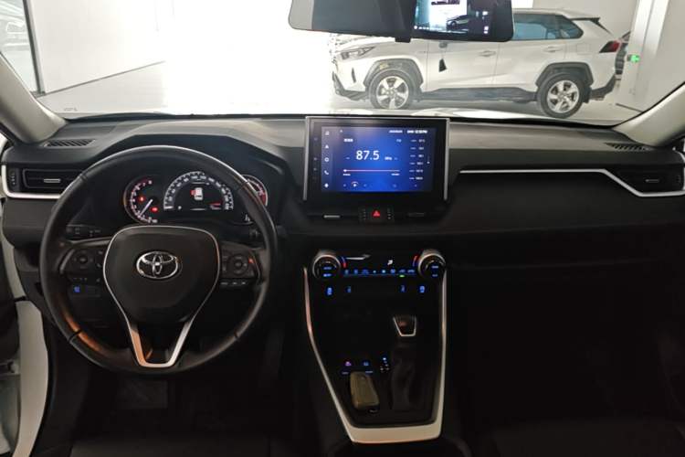 Used Toyota RAV4 2021 2.0L CVT Two-Wheel Drive Fashion PLUS Edition Center Console