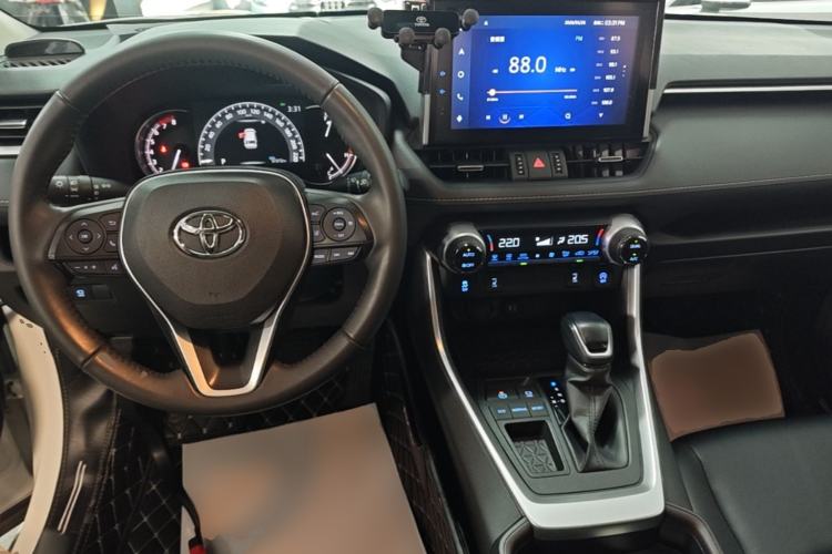 Used Toyota RAV4 2021 2.0L CVT Two-Wheel Drive Fashion PLUS Edition Center Console