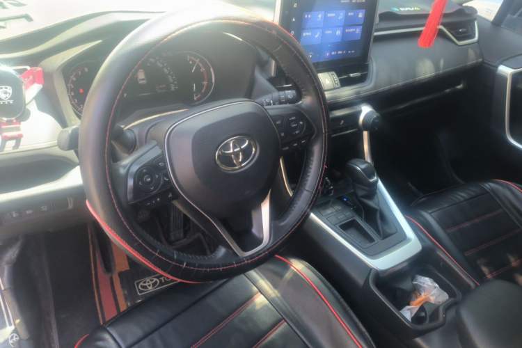 Used Toyota RAV4 2021 2.0L CVT Two-Wheel Drive Fashion PLUS Edition Center Console