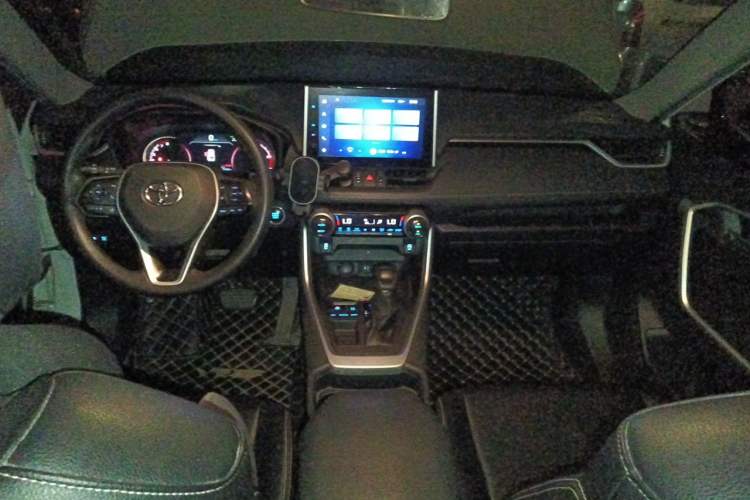 Used Toyota RAV4 2021 2.0L CVT Two-Wheel Drive Fashion Edition Center Console