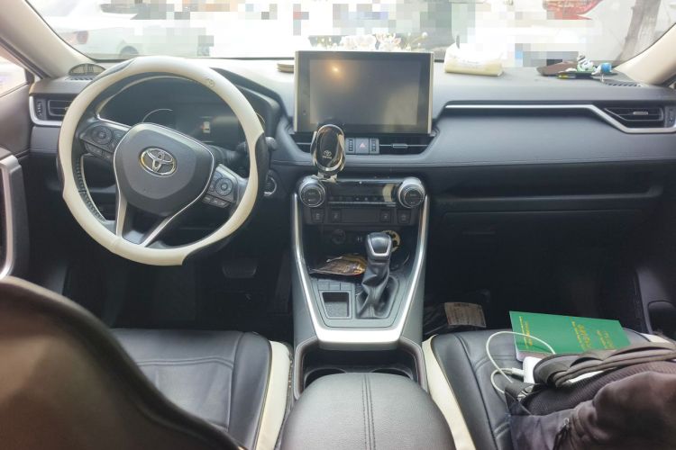 Used Toyota RAV4 2021 2.0L CVT Two-Wheel Drive Fashion PLUS Edition Center Console