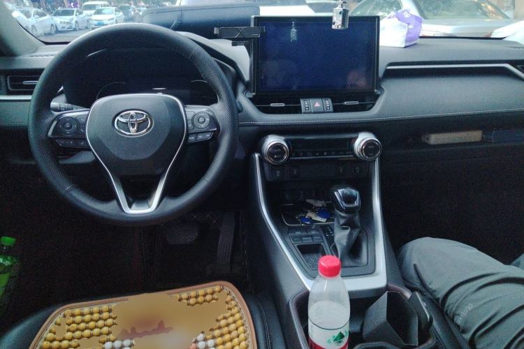 Used Toyota RAV4 2021 2.0L CVT Two-Wheel Drive Fashion PLUS Edition Center Console