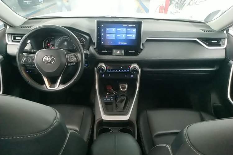Used Toyota RAV4 2021 2.0L CVT Two-Wheel Drive Fashion PLUS Edition Center Console