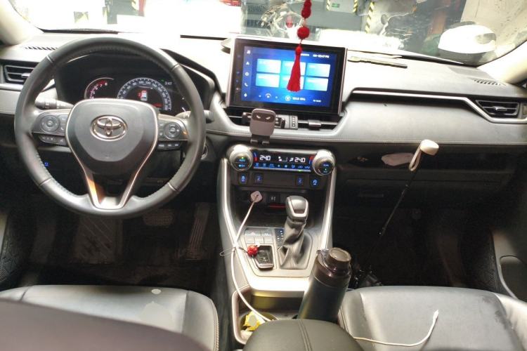 Used Toyota RAV4 2021 2.0L CVT Two-Wheel Drive Fashion PLUS Edition Center Console