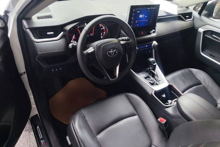 Used Toyota RAV4 2021 2.0L CVT Two-Wheel Drive Fashion PLUS Edition Center Console