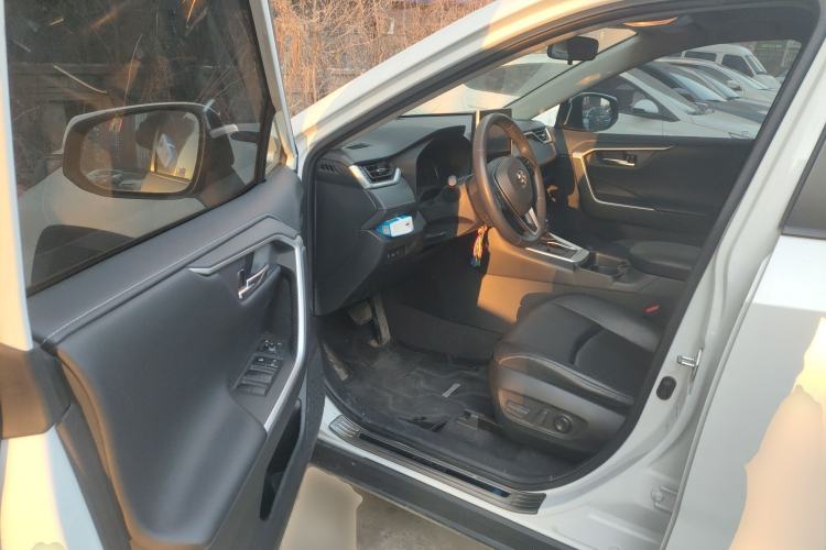 Used Toyota RAV4 2021 2.0L CVT 4x4 Style PLUS Edition Driver Seat