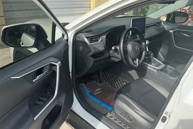 Used Toyota RAV4 2021 2.0L CVT 4x4 Trend Edition Driver Seat