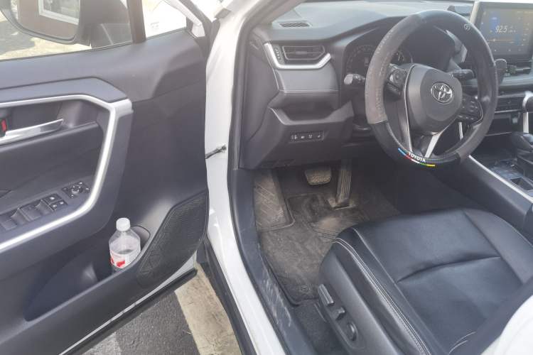 Used Toyota RAV4 2021 2.0L CVT 4x4 Style PLUS Edition Driver Seat