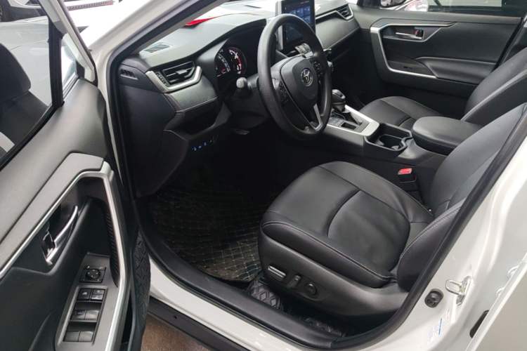 Used Toyota RAV4 2021 2.0L CVT 4x4 Trend Edition Driver Seat