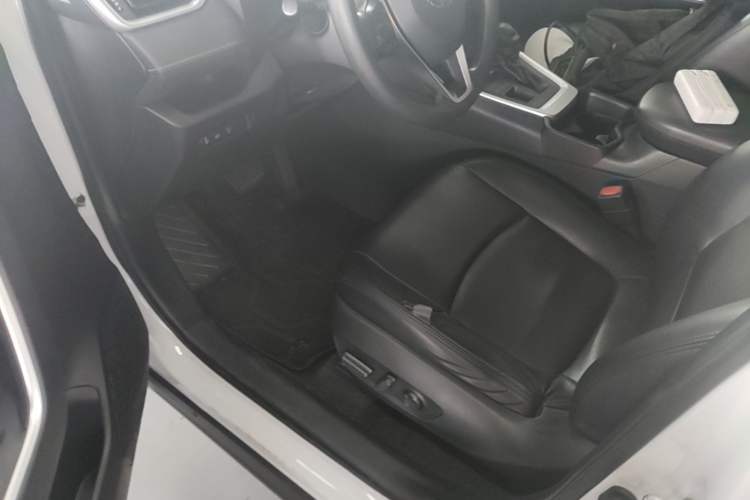 Used Toyota RAV4 2021 2.0L CVT 4x4 Trend Edition Driver Seat