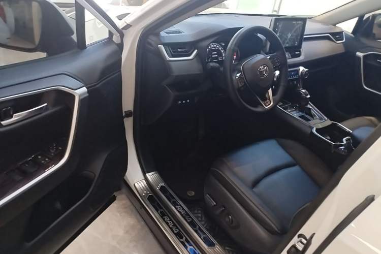 Used Toyota RAV4 2021 2.0L CVT 4x4 Style PLUS Edition Driver Seat