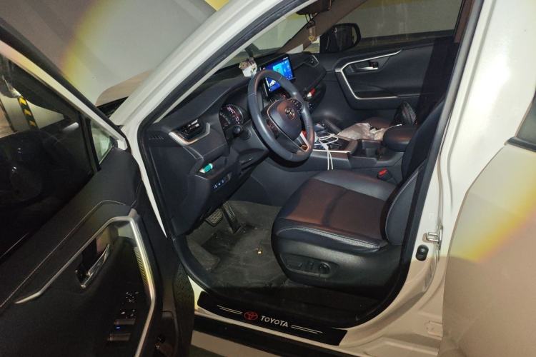 Used Toyota RAV4 2021 2.0L CVT 4x4 Style PLUS Edition Driver Seat