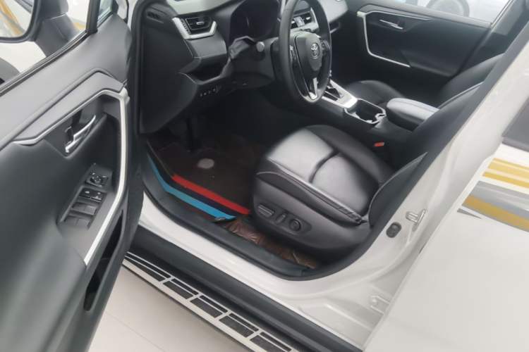 Used Toyota RAV4 2021 2.0L CVT Two-Wheel Drive Fashion PLUS Edition Driver Seat
