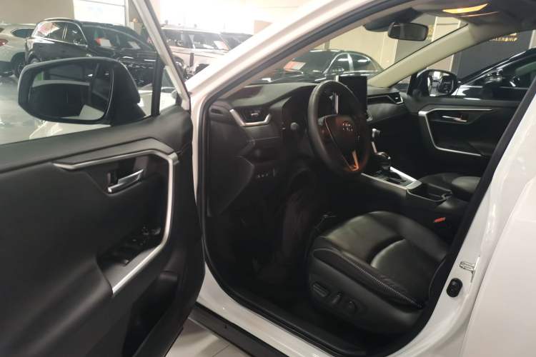 Used Toyota RAV4 2021 2.0L CVT 4x4 Style PLUS Edition Driver Seat