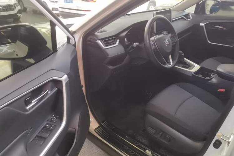Used Toyota RAV4 2021 2.0L CVT 4x4 Trend Edition Driver Seat