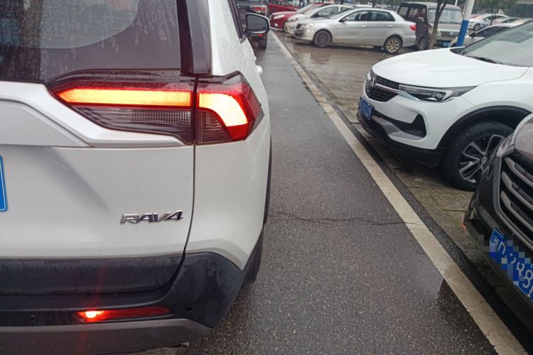 Used Toyota RAV4 2021 2.0L CVT Two-Wheel Drive Fashion Edition Exterior 3