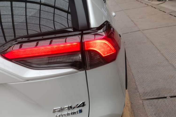 Used Toyota RAV4 2021 Revised Version Dual-Motor Hybrid 2.5L E-CVT Two-Wheel Drive Elite Edition Exterior 3