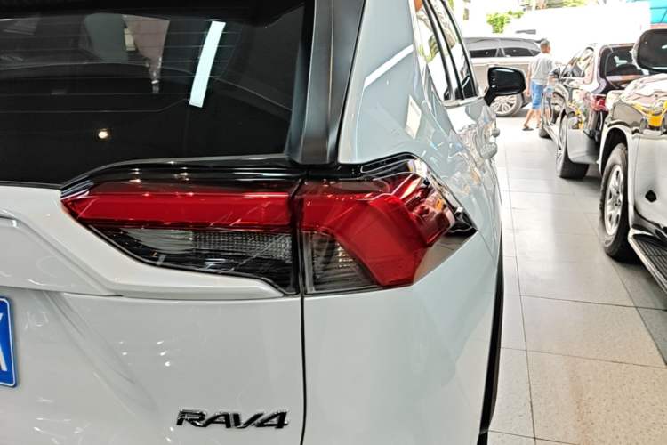 Used Toyota RAV4 2021 2.0L CVT Two-Wheel Drive Fashion Edition Exterior 3