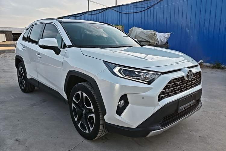 Used Toyota RAV4 2021 2.0L CVT Four-Wheel Drive Premium Edition Front Right 45 Deg