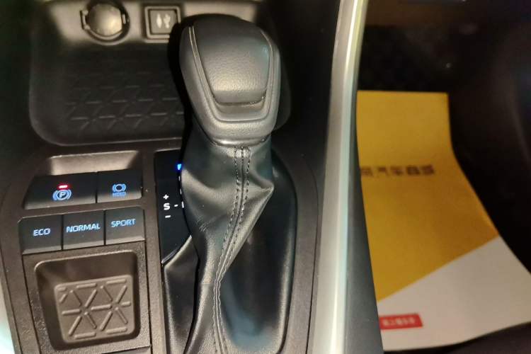 Used Toyota RAV4 2021 Revised Version Dual-Motor Hybrid 2.5L E-CVT Two-Wheel Drive Elite Edition Gear Lever