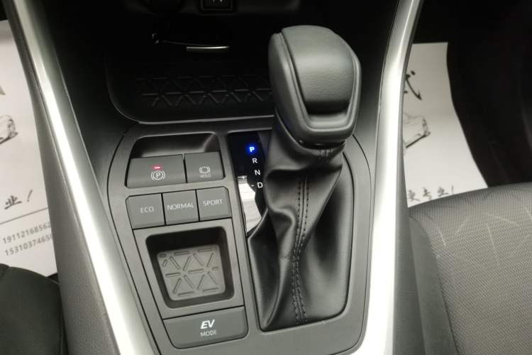 Used Toyota RAV4 2021 Revised Version Dual-Motor Hybrid 2.5L E-CVT Two-Wheel Drive Elite Edition Gear Lever
