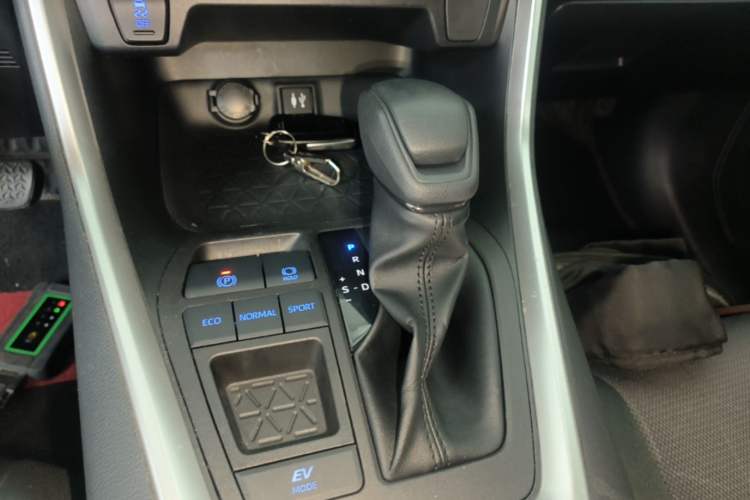 Used Toyota RAV4 2021 Revised Version Dual-Motor Hybrid 2.5L E-CVT Two-Wheel Drive Elite Edition Gear Lever