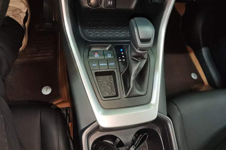 Used Toyota RAV4 2021 2.0L CVT Two-Wheel Drive Fashion Edition Gear Lever