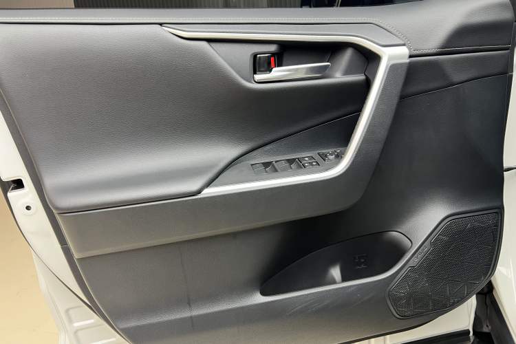Used Toyota RAV4 2021 2.0L CVT Two-Wheel Drive Fashion PLUS Edition Interior 12