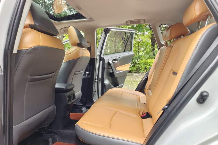 Used Toyota RAV4 2021 Dual-Engine 2.5L E-CVT Two-Wheel Drive Elite Edition Interior 12