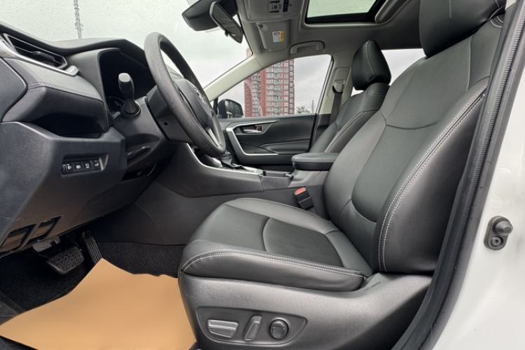 Used Toyota RAV4 2021 2.0L CVT Two-Wheel Drive Fashion Edition Interior 2