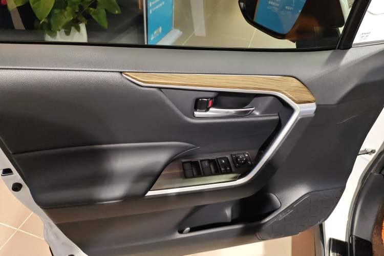 Used Toyota RAV4 2021 Dual-Engine 2.5L E-CVT Two-Wheel Drive Elite Edition Interior 2