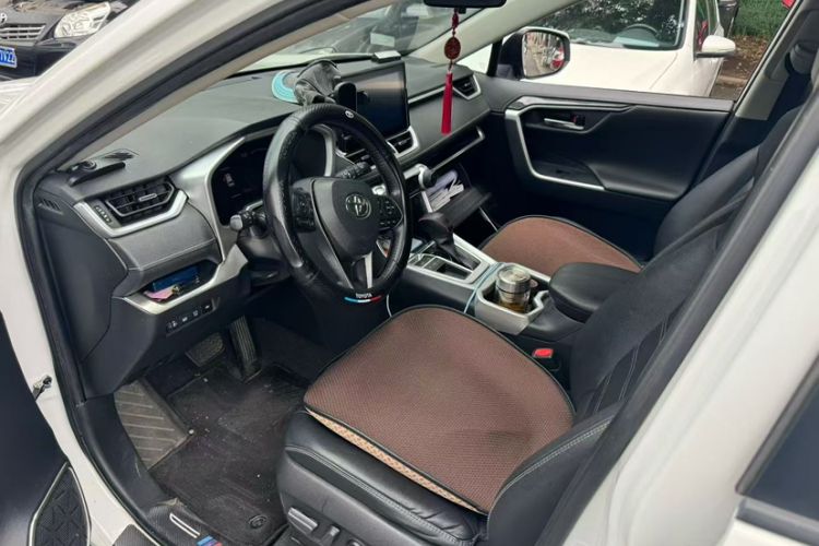 Used Toyota RAV4 2021 2.0L CVT Two-Wheel Drive Fashion PLUS Edition Interior 2