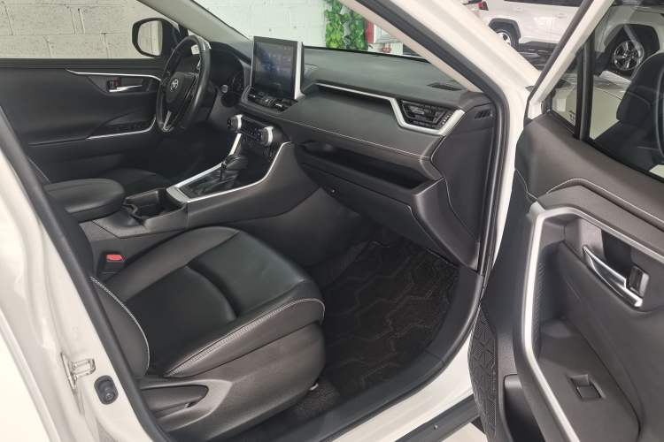 Used Toyota RAV4 2021 2.0L CVT Two-Wheel Drive Fashion PLUS Edition Interior 2