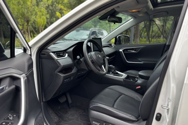 Used Toyota RAV4 2021 2.0L CVT Two-Wheel Drive Prestige Edition Interior 2