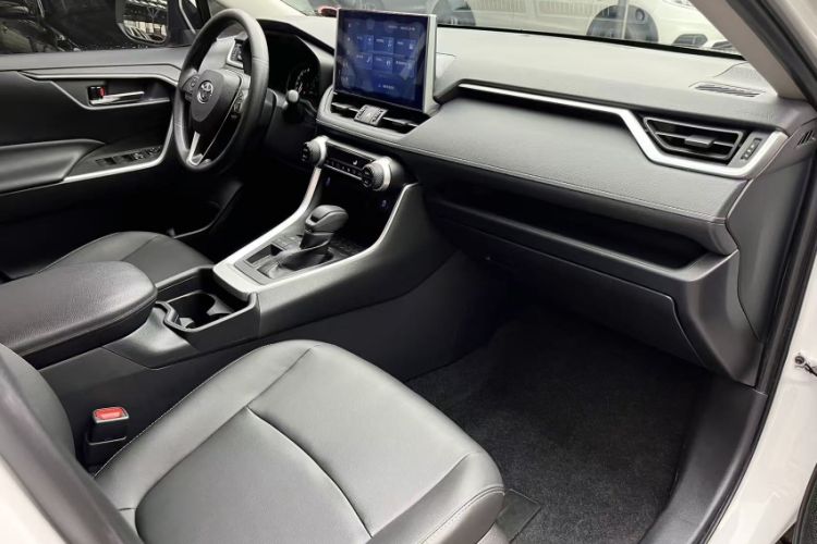 Used Toyota RAV4 2021 2.0L CVT Two-Wheel Drive Fashion Edition Interior 2