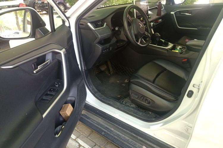 Used Toyota RAV4 2021 2.0L CVT Two-Wheel Drive Fashion PLUS Edition Interior 3