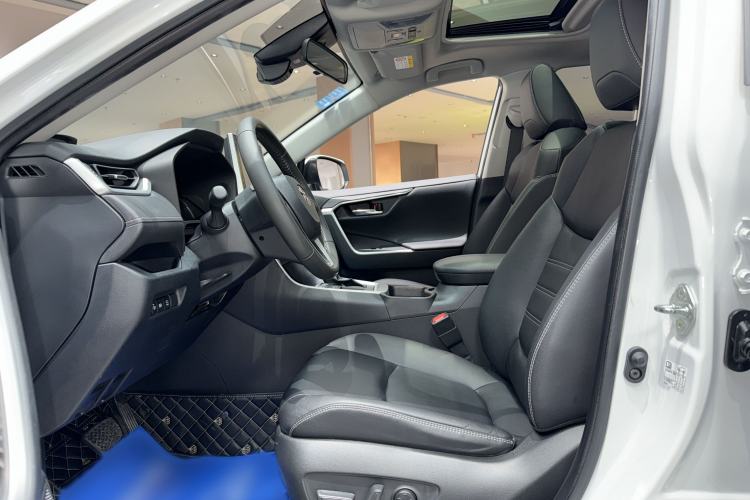 Used Toyota RAV4 2021 2.0L CVT Two-Wheel Drive Fashion PLUS Edition Interior 3